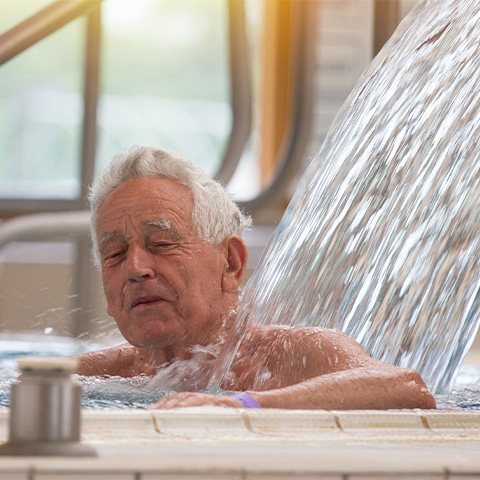 Balnéothérapie en EHPAD : les bienfaits de l'eau pour les seniors